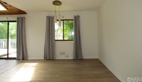 8 Mitchell Ave, Piscataway NJ  08854-5523 exterior