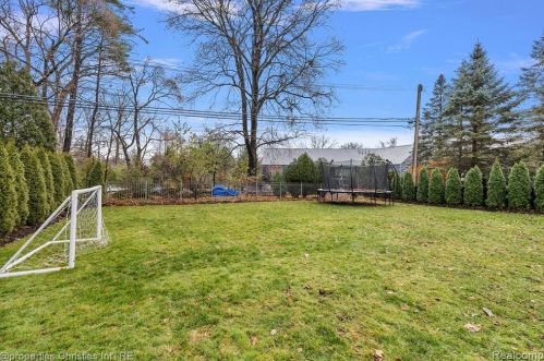 1174 Lakeside Dr, Bham MI 48009-1381 exterior