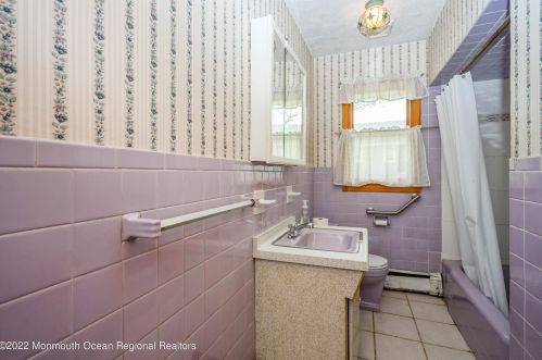 14 Roosevelt Ave, Morganville NJ 07751-9724 exterior