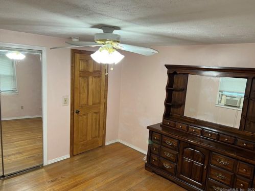 28 Weymouth Rd, Enfield CT 06082-6048 exterior