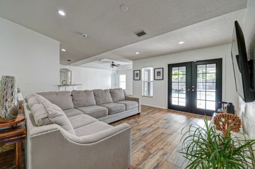 912 Paar Dr, Fort Pierce FL 34953-5623 exterior