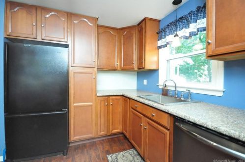 81 White St, Manchester CT 06042-3127 exterior