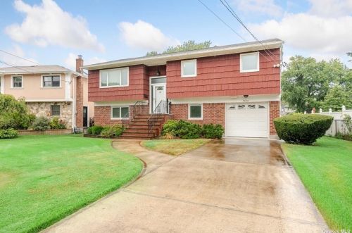 13 Dawson Dr, Valley Stream NY 11581-2939 exterior