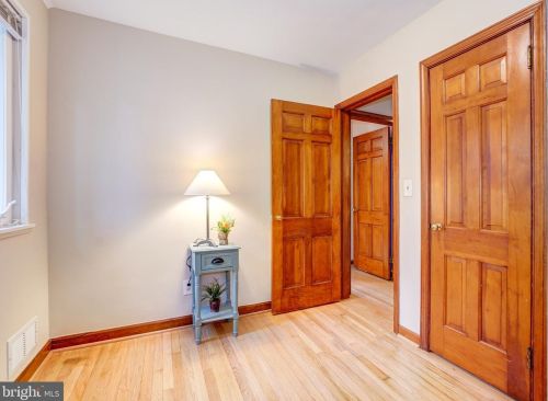 102 Mannakee St, Rockville MD 20850-1914 exterior