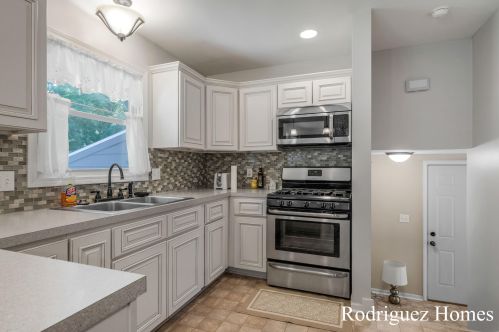 3214 Brookshire Dr, Grand Rapids MI 49508-2445 exterior