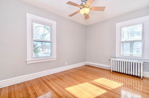 23 Holl St, Manchester CT 06040-5325 exterior