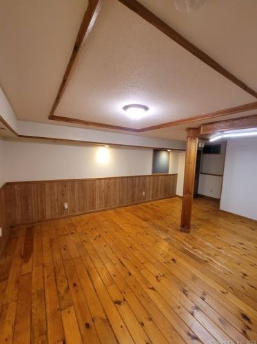 1 Maple St, Ellington CT 06029-3334 exterior