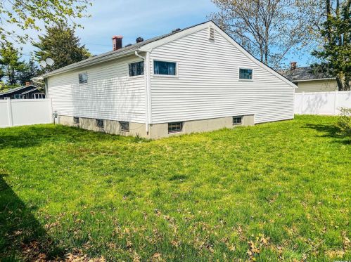 32 Elm St, Central Islip NY  11722-4145 exterior