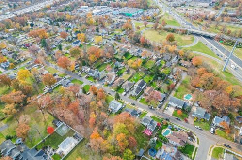 131 Bernard Ave, Edison NJ 08837-3036 exterior