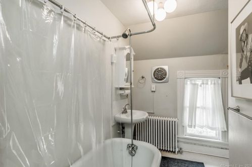 40 Bloomfield Ave, Windsor CT 06095-2303 exterior