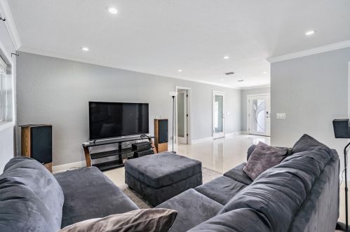 8201 Kirkwood Dr, Tampa FL  33634-2238 exterior