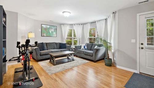 3252 Anchor Dr, Chicago, IL 60618-6134