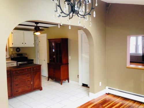 87 St, Windsor CT 06095-2408 exterior