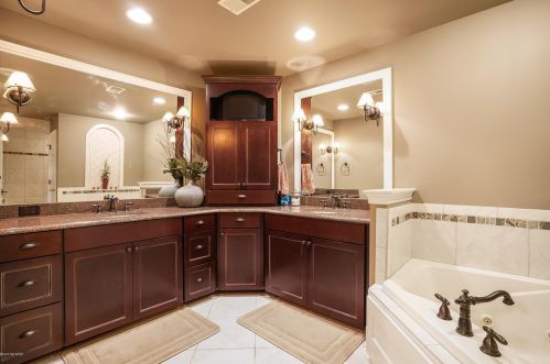 2068 Tall Pne Dr, Grand Rapids MI 49546-7923 exterior