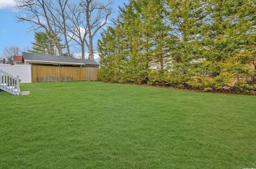 61 21 St, Huntington Station NY 11746-3259 exterior