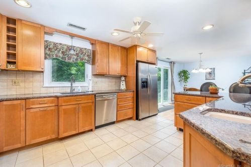 14 Loren Cir, Windsor, CT 06095-1011