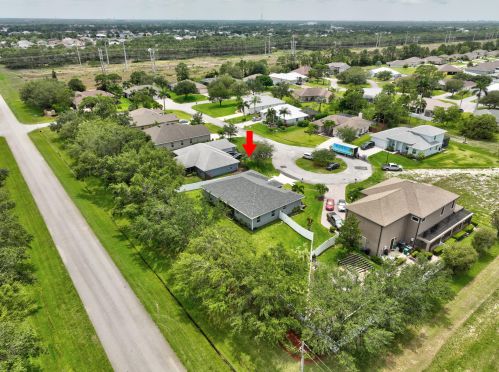 5809 Blue Bonnet Ct, Fort Pierce FL  34986-4186 exterior