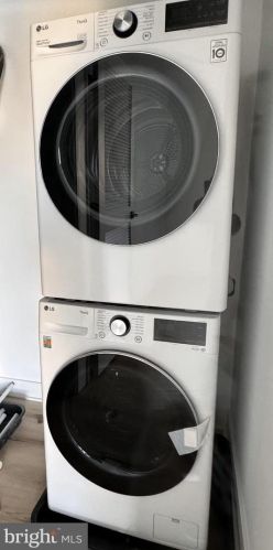 215 9th St, Philadelphia PA 19107-1832 exterior