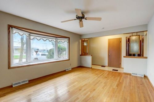 5374 9th St, Milwaukee, WI 53221-3631