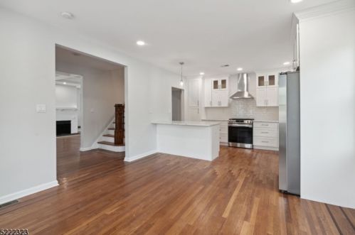 24 Westminster Ter, Town Center NJ 07052-2735 exterior