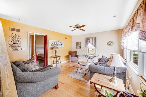 420 Avery St, Elmhurst, IL 60126-4912