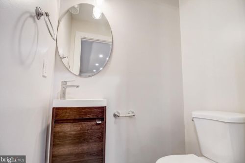 2911 17th St, Washington DC  20018-1825 exterior