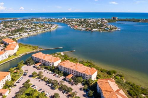 21 Harbour Isle Dr, Fort Pierce, FL 34949-2749