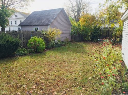 87 St, Windsor CT 06095-2408 exterior