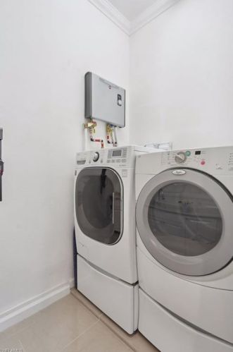 5811 Hidden Oaks Ln, Naples FL 34119-1140 exterior