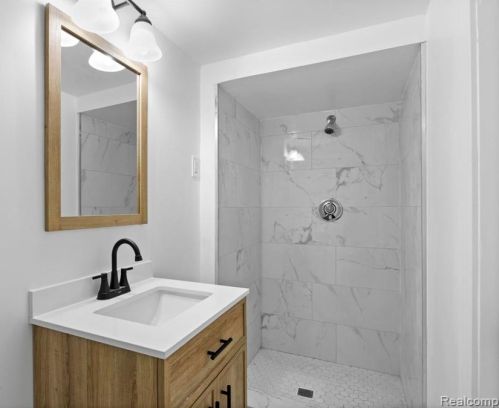 421 Beech Daly St, Dearborn Heights MI  48125-1000 exterior