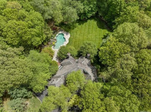 17 Tallwoods Rd, Armonk NY 10504-1020 exterior