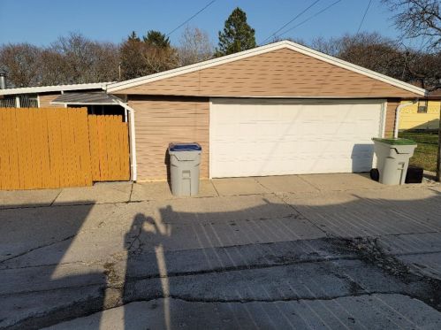 5829 Honey Crk Dr, Milwaukee WI 53221-4017 exterior