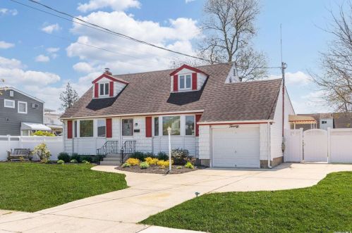 20 Dulittle St, Babylon, NY 11703-4410