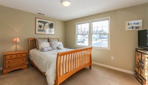 25 Gates Ave, Springfield MA 01118-2302 exterior