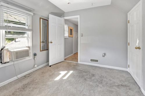 143 St, Seymour CT 06483-2910 exterior