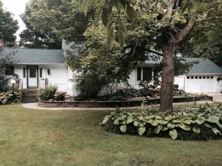 8863 Riverview Dr, Kalamazoo, MI 49004-8615