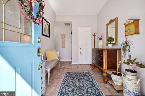 21 Crestwood Dr, Trenton, NJ 08690-1934