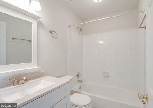 581 Kalmia Sq, Leesburg VA 20176-4037 exterior