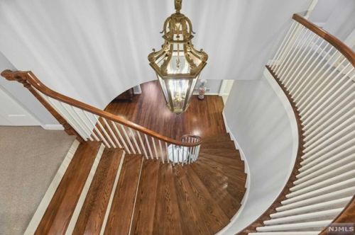 28 Greenview Way, Montclair NJ 07043-2531 exterior