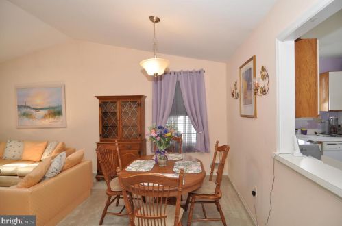 5 Meadowwood Ct, Columbus NJ 08022-1026 exterior