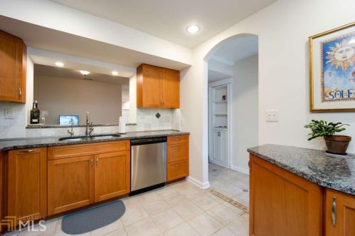 5430 Chemin De Vie, Atlanta GA 30342-2577 exterior