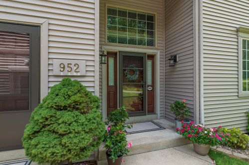 952 Eagle Lk Dr, Kalamazoo MI 49009-8429 exterior