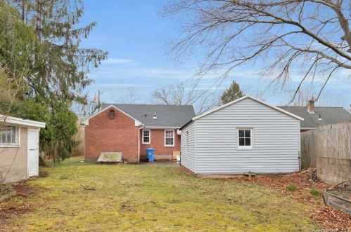 27 Essex St, Manchester CT 06040-4003 exterior