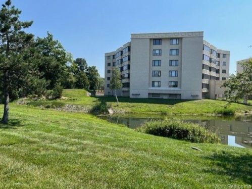 43050 12 Oaks Crescent Dr, Novi MI  48377-3433 exterior