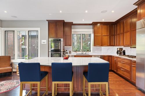 819 Castlewood Ter, Chicago IL  60640-4216 exterior