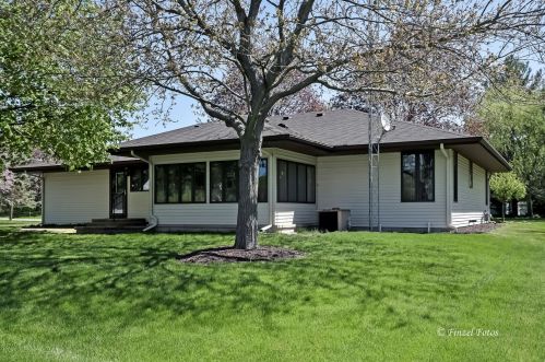 810 Bunker St, Bull Valley IL 60098-3941 exterior