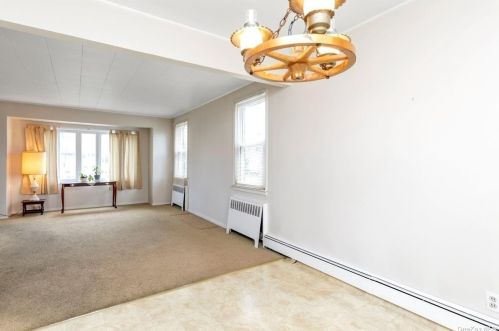 127 Berry St, Valley Stream NY 11580-3422 exterior