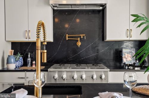 662 13 St, Philadelphia PA 19123-0024 exterior