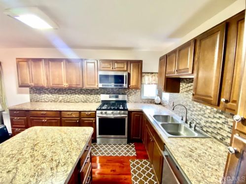 200 Brown Ave, Iselin NJ  08830-2504 exterior