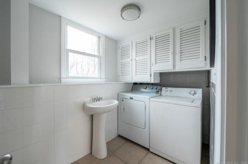 57 Allendale Dr, North Haven CT 06473-2112 exterior